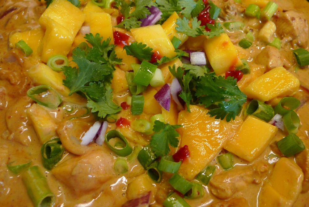 asiatisches mango-haehnchen curry